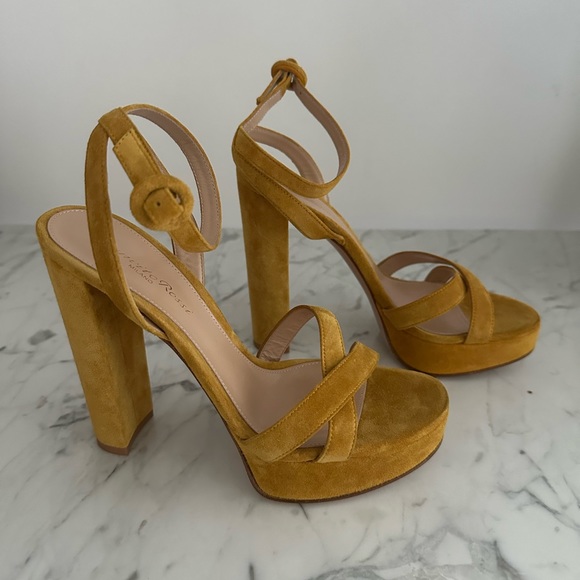 Gianvito Rossi heels - Picture 2 of 3